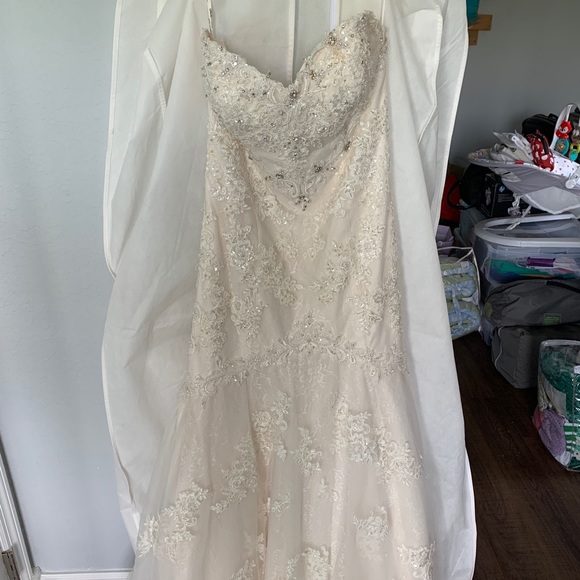 Wedding dress - Picture 3 of 8